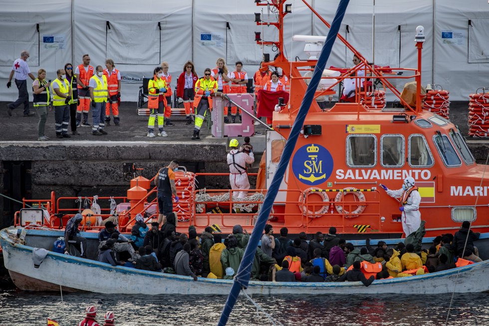 Un cayuco a su llegada al puerto de La Restinga, a 7 de diciembre de 2024, en El Hierro, Canarias (España).