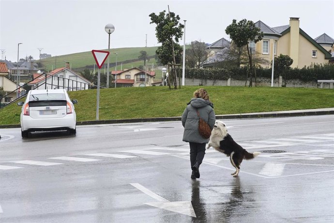 Una mujer con su perro en Santander