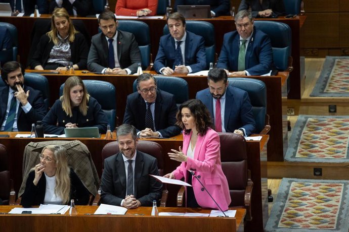 La presidenta de la Comunidad de Madrid, Isabel Díaz Ayuso, interviene durante un pleno en la Asamblea de Madrid, a 6 de febrero de 2025, en Madrid (España).