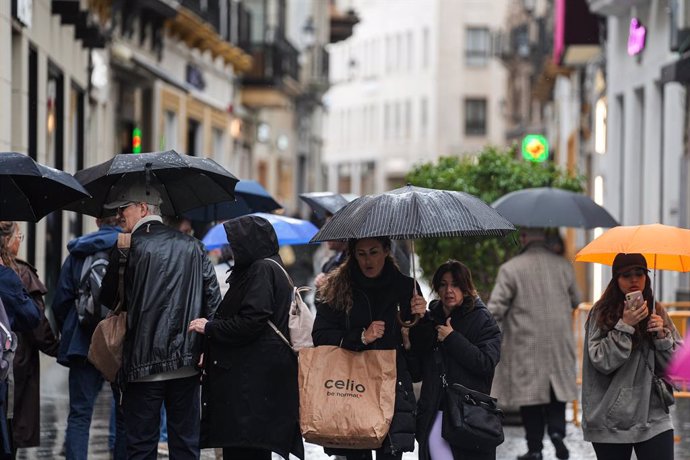 Imágenes de personas por las calles de Sevilla. 