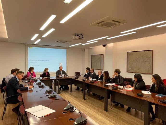 La consejera de Interior, Función Pública y Justicia, Amparo López, y la directora general de Justicia, Maite Arenaza, en el encuentro con profesionales de la Administración de Justicia.