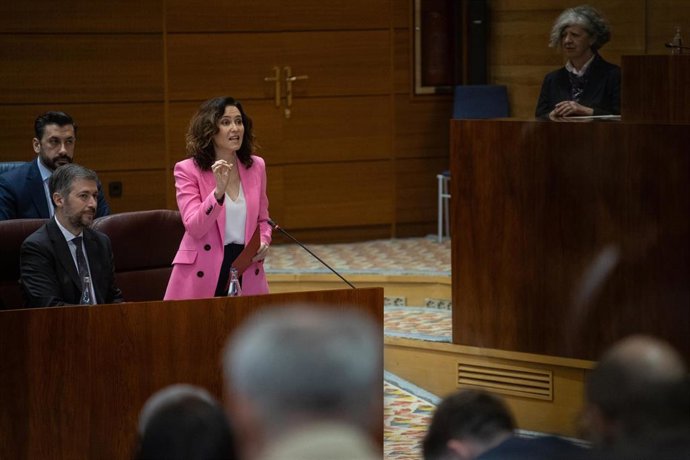 La presidenta de la Comunidad de Madrid, Isabel Díaz Ayuso, interviene durante un pleno en la Asamblea de Madrid, a 6 de febrero de 2025, en Madrid (España). La Asamblea de Madrid reanuda hoy su actividad tras el parón navideño y acoge el primer cara a ca