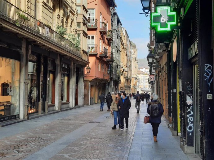 Archivo - Zona comercial del Casco Viejo de Bilbao