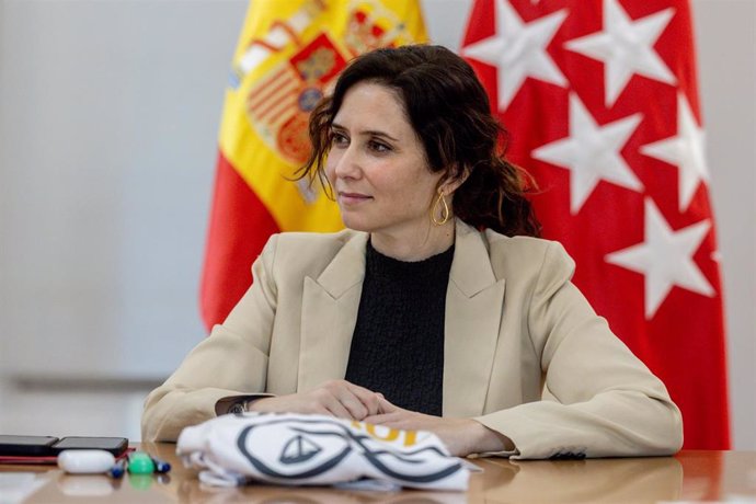 La presidenta de la Comunidad de Madrid, Isabel Díaz Ayuso, recibe a representantes de la Plataforma de Afectados por la Ocupación, en la Real Casa de Correos, a 4 de febrero de 2025, en Madrid (España). 