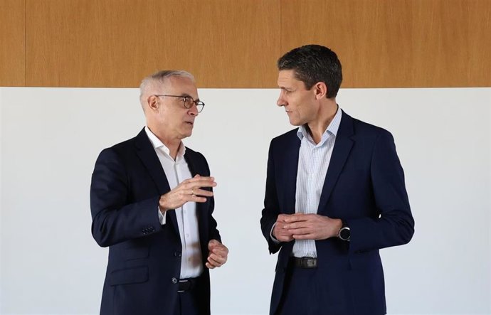 De izquierda a derecha, José Luis Benítez Robledo, director general de la FEV, y José Luis Serrano, director de pymes de BBVA en España