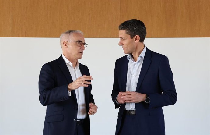 De izquierda a derecha, José Luis Benítez Robledo, director general de la FEV, y José Luis Serrano, director de pymes de BBVA en España