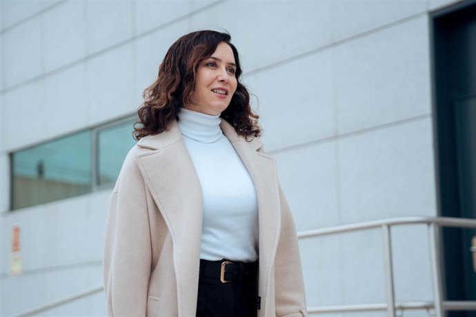 La presidenta de la Comunidad de Madrid, Isabel Díaz Ayuso, durante la visita a la nueva Unidad de Endoscopia de Digestivo del Hospital público Universitario Puerta de Hierro Majadahonda, a 10 de febrero de 2025, en Majadahonda, Madrid (España). 