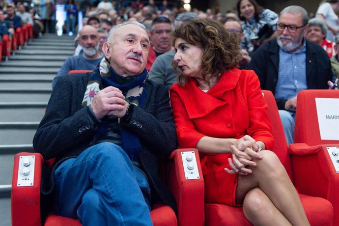 Archivo - El secretario general de UGT, Pepe Álvarez, y la vicepresidenta primera y ministra de Hacienda, María Jesús Montero.