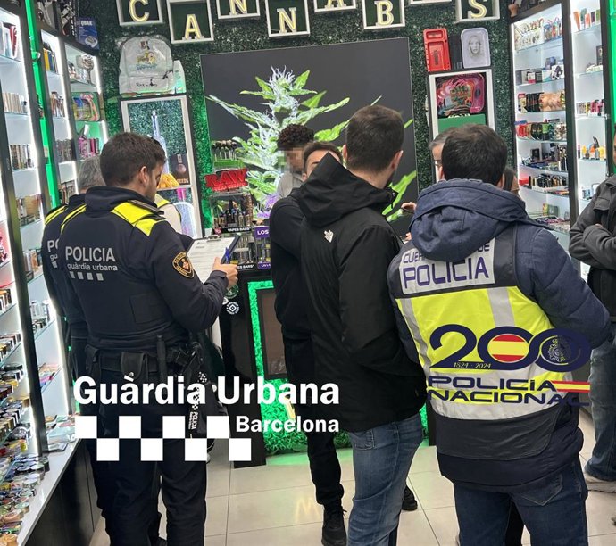 Intervención en uno de los establecimientos de venta de vapeadores falsificados.