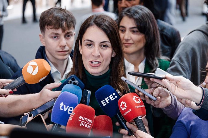 La portavoz de Más Madrid en el Ayuntamiento de Madrid, Rita Maestre, ofrece declaraciones a los medios durante su visita a la 45ª edición de la Feria Internacional del Turismo (Fitur), en Ifema Madrid, a 24 de enero de 2025, en Madrid (España). Fitur es 