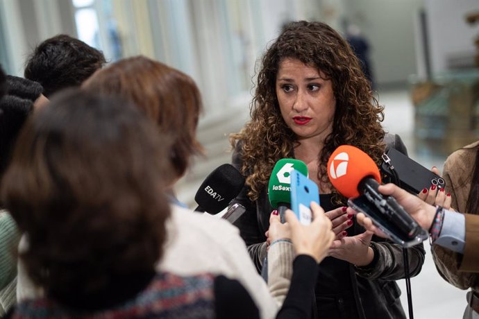 La regidora a l'Ajuntament de Madrid pel PSOE, Enma López, oferix declaracions als mitjans durant la inauguració i primera sessió del Fòrum AVANZA