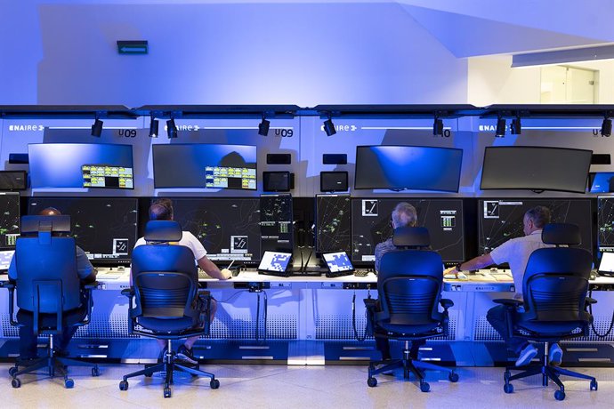 Archivo - Enaire despliega nuevas posiciones de control de tráfico aéreo en Canarias y Valencia