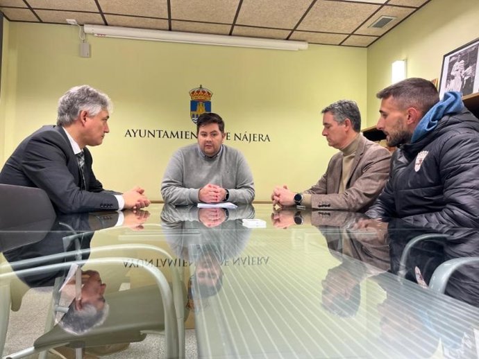 El consejero de Cultura, Turismo, Deporte y Juventud, José Luis Pérez Pastor, y el director general de Deporte y Juventud, Diego Azcona, mantienen un encuentro de trabajo con el alcalde de Nájera, Jorge Salaverri, sobre actuaciones deportivas