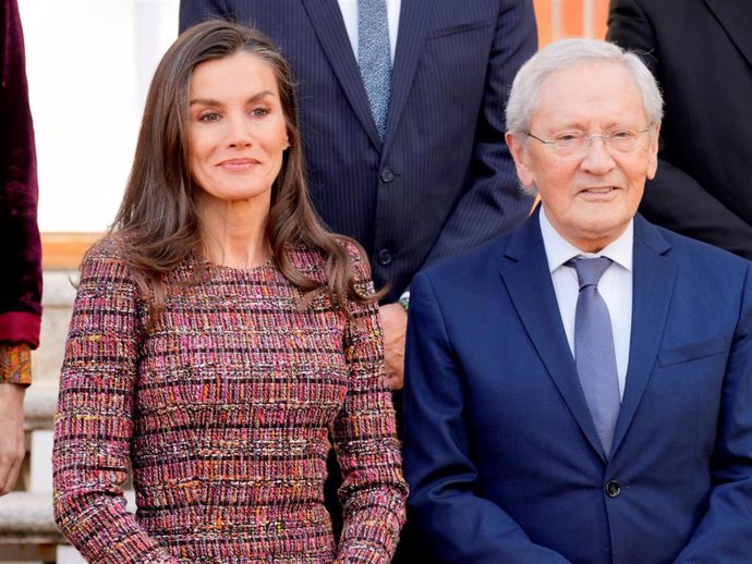 La reina Letizia junto a Fernando Ónega durante la recepción a una representación de los comités de expertos del Diario 65ymás