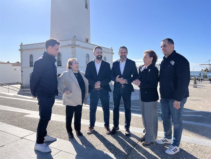 El portavoz municipal del PSOE, Daniel Pérez, junto con ediles socialistas en La Farola