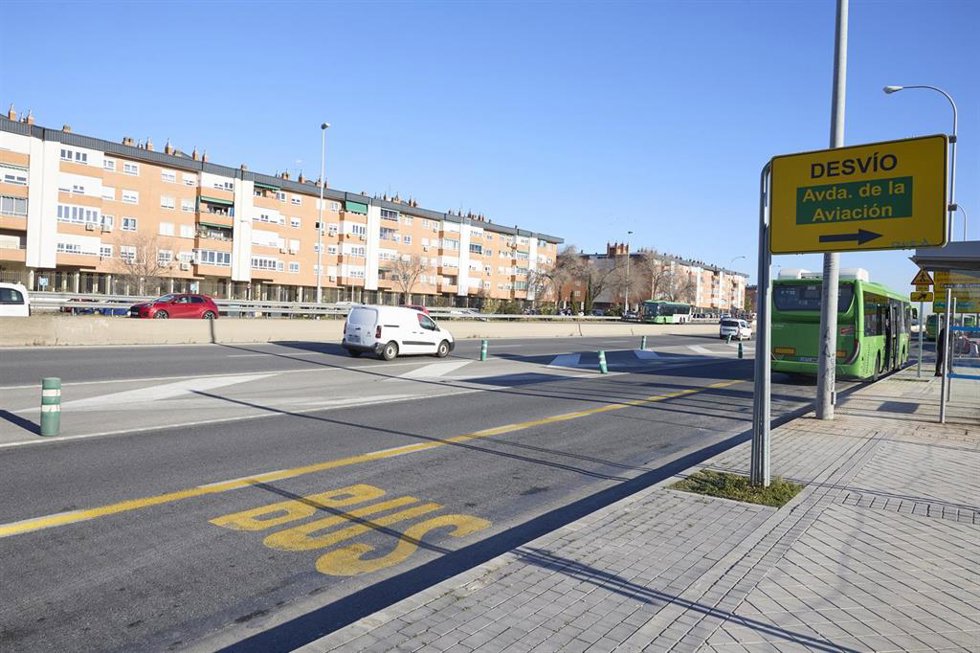Varios vehículos en la A-5