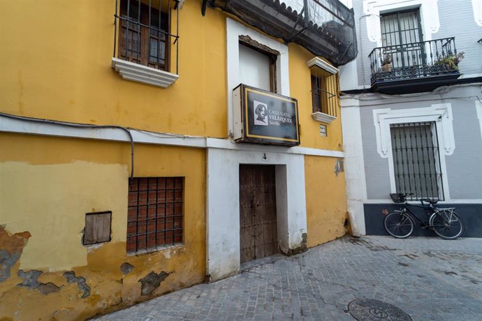 Archivo - Detalle de la fachada de la casa natal del ilustre pintor sevillano, Diego Velázquez, en una foto de archivo.