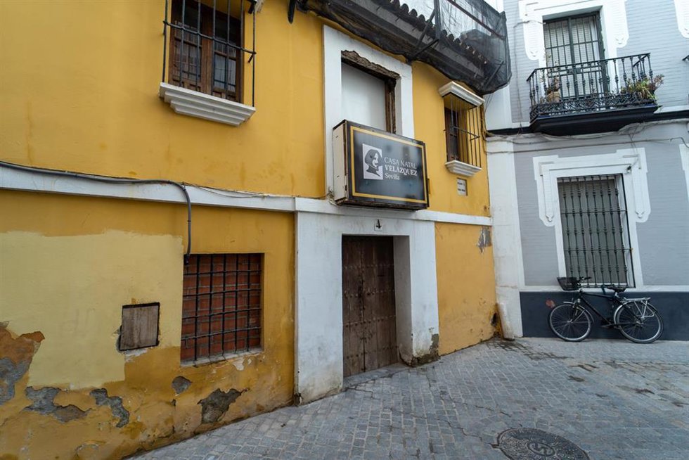 Archivo - Detalle de la fachada de la casa natal del ilustre pintor sevillano, Diego Velázquez, en una foto de archivo.