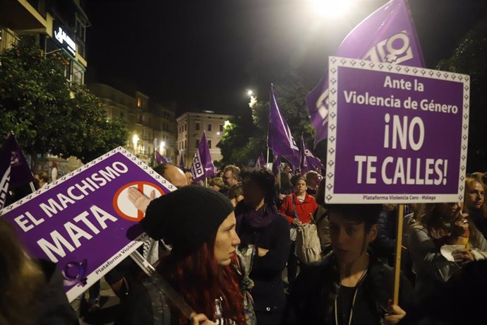 Archivo - Imágenes de la manifestación con motivo del 25N en Málaga. A 25 de noviembre de 2024, en Málaga, Andalucía (España). 