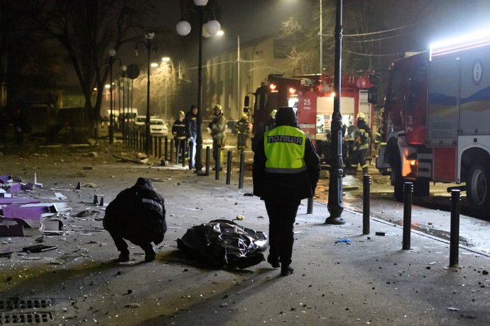 12 February 2025, Ukraine, Kiev: Ukrainian Police officers stand by the body of a victim killed by a Russian ballistic missile strike on the Obolonskyi district in Kiev. Photo: Kirill Chubotin/Ukrinform/dpa