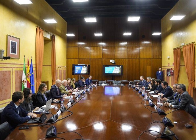 El presidente del Parlamento, Jesús Aguirre, este jueves durante el encuentro con consultoras tecnológicas para abordar el Plan de Transformación Digital.