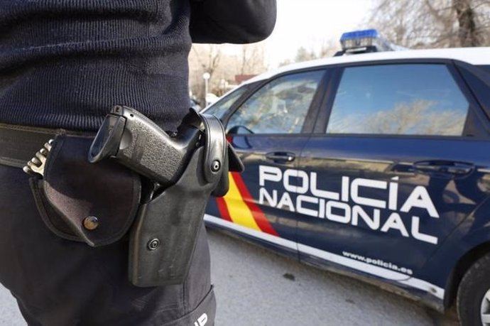 Archivo - Imatge d'arxiu d'un agent i un cotxe de la Policia Nacional