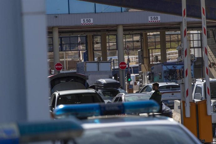 Archivo - Un camión de Vivera cruza la aduana del Tarajal, a 8 de enero de 2024, en Ceuta (España)