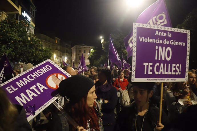 Archivo - Imágenes de la manifestación con motivo del 25N en Málaga. A 25 de noviembre de 2024, en Málaga, Andalucía (España). Esta tarde, las calles y plazas de Andalucía son escenario de diversas actividades y movilizaciones para mostrar el compromiso d