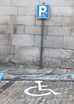 Archivo - Plaza de aparcamiento para persona con discapacidad.