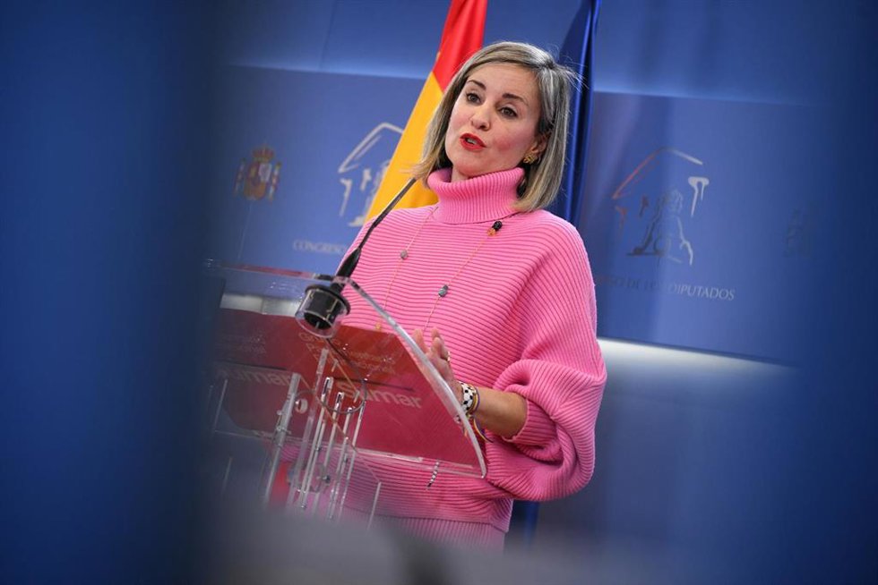 La portavoz de Sumar en el Congreso, Verónica Martínez Barbero, ofrece una rueda de prensa, en el Congreso de los Diputados, a 16 de enero de 2025, en Madrid (España). 