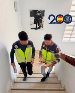 Dos agentes de la Policía Nacional en Almería.