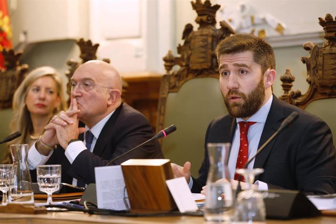 El concejal de Hacienda, Francisco Blanco, interviene en el Pleno en presencia del alcalde, Jesús Julio Carnero.