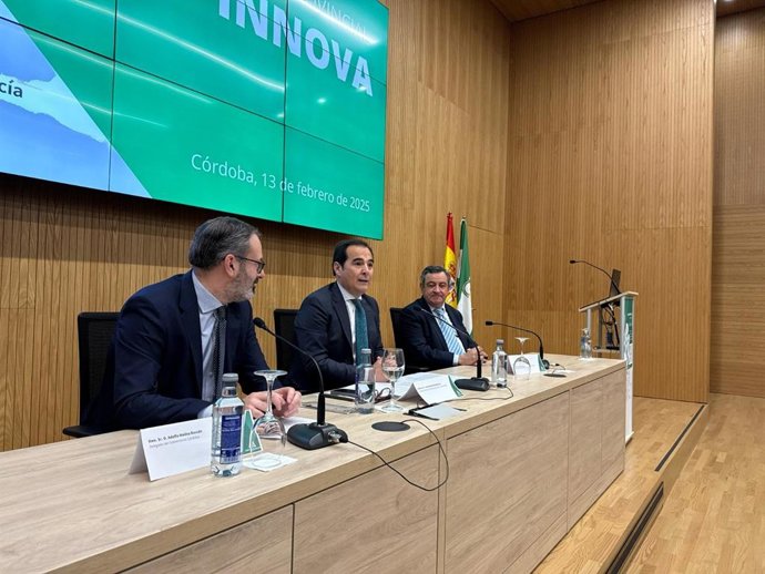 Nieto (centro), interviene en la inauguración de las Jornadas de Innovación Docente para presentar la oferta del IAAP.