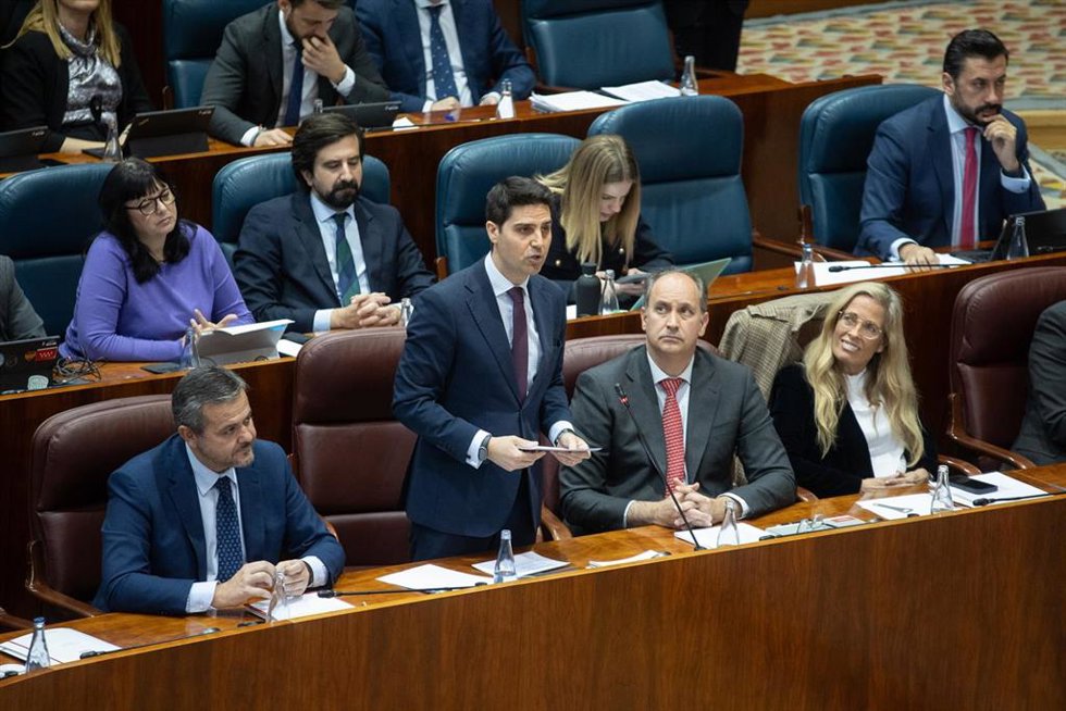 El consejero de Educación, Ciencia y Universidades de la Comunidad de Madrid, Emilio Viciana, interviene durante un pleno en la Asamblea de Madrid, a 6 de febrero de 2025, en Madrid (España).