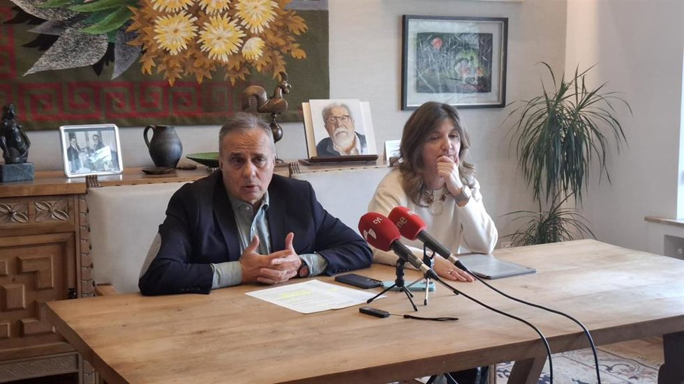 La rectora de la ULE, Nuria González, junto al director de la Fundación Antonio Pereira, Joaquín Otero.