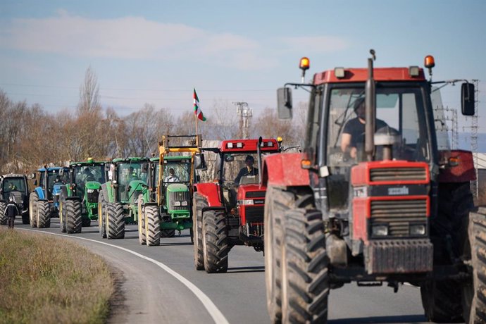 Ganaderos y agricultores realizan una protesta con tractores por la situación del sector, a 10 de febrero de 2025, en Vitoria, País Vasco (España). Convocados por la Asociación Treviño y Álava por el Campo (Ataca), los agricultores han regresan a las call