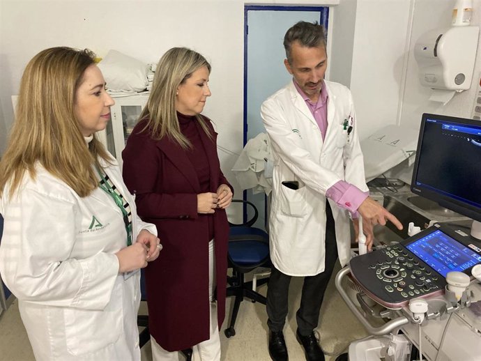 Elena González conoce los nuevos ecógrafos