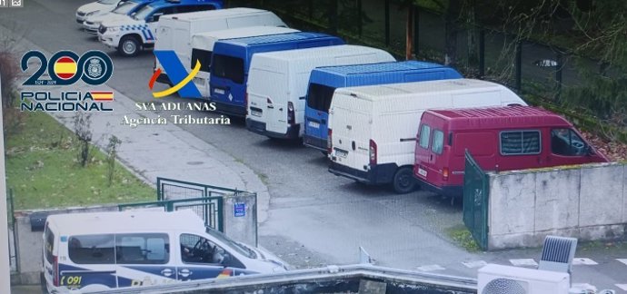 Imagen de las furgonetas intervenidas en la operación Geminis