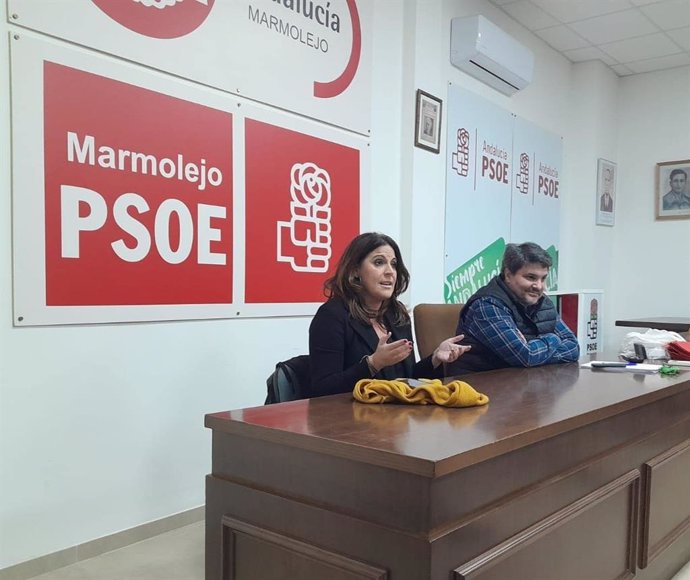 Archivo - Ángeles Férriz y Manuel Lozano en una imagen de archivo de un encuentro en la agrupación socialista de Marmolejo.