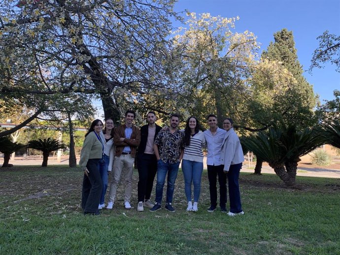 Foto del grupo de investigación, de izq. A dch.: María Elena Fernández Pelluz; Marta Caballero Tarín; Enrique Moreno Gómez; Víctor Castro Ruiz; Francisco José Roca Soler; Miriam Pinilla Marquínez; Pedro Antonio Ruiz Gutiérrez y Elsa María Moreno García