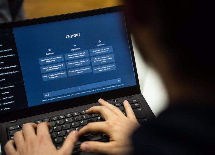 Archivo - Una persona utiliza el software de texto ChatGPT de la empresa OpenAI. A 25 de enero de 2023, en Hesse, Darmstadt (Alemania).