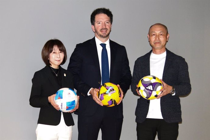 Guillermo Pérez, delegado de LALIGA en Japón; Ken Adachi, secretario general de WE LEAGUE; y Junko Egawa, secretaria general de la Liga de Fútbol Femenino, la NADESHIKO LEAGUE.