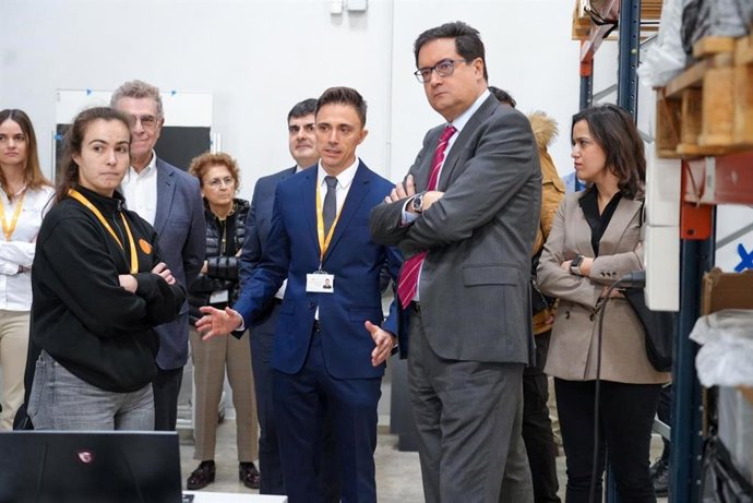 Archivo - El ministro para la Transformación Digital y de la Función Pública, Óscar López, durante su visita a las instalaciones de Sensia en Leganés, a 13 de febrero de 2025.