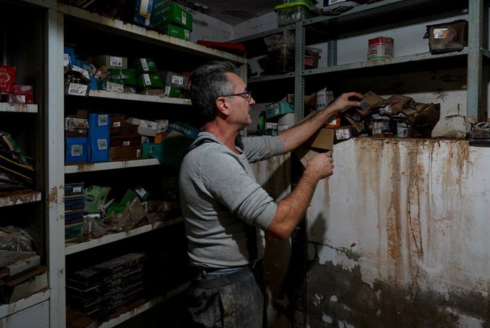 Archivo - Arxiu - L'amo de la ferreteria Todolar mostra les instal·lacions de la tenda després del pas de la dana(arxiu)