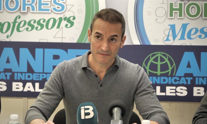 Archivo - El presidente de ANPE, Víctor Villatoro, en una rueda de prensa.