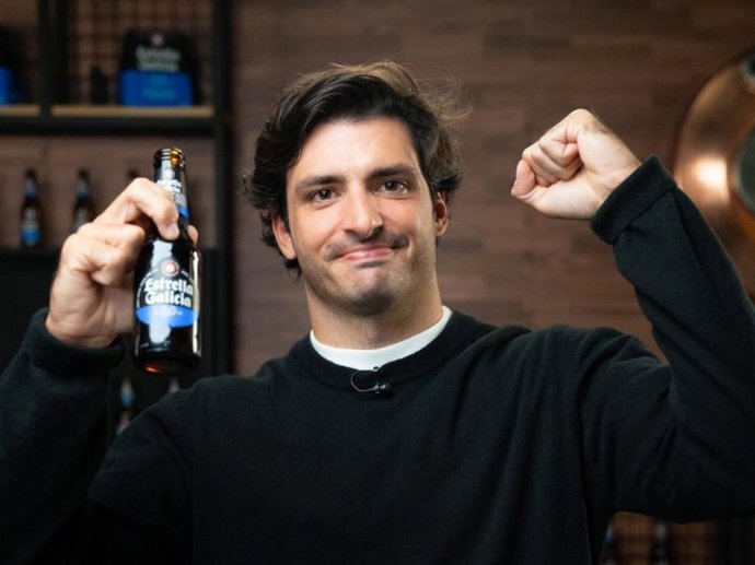 El piloto español de F1 Carlos Sainz, embajador de Estrella Galicia 0,0.