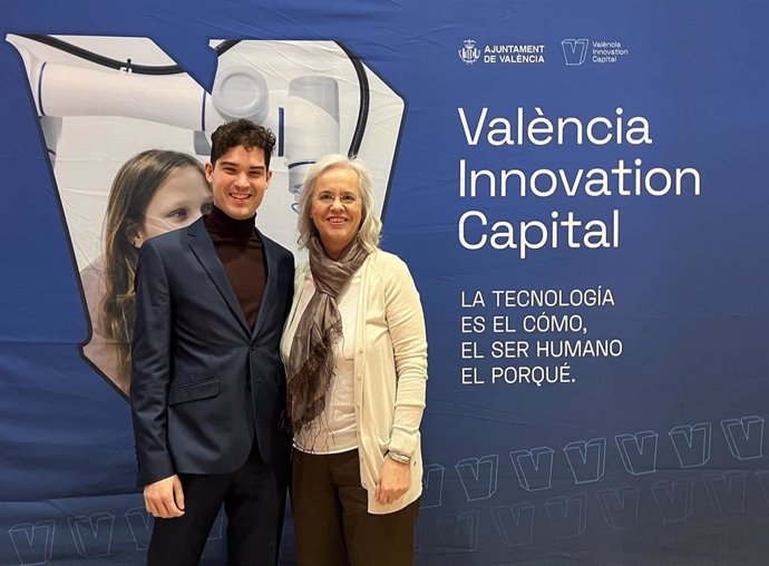 El doctor por la CEU UCH Antonio Tarín-Pelló y la catedrática de Microbiología, Teresa Pérez Gracia, autores de la investigación, en la entrega de los Premios València Innovation Capital.