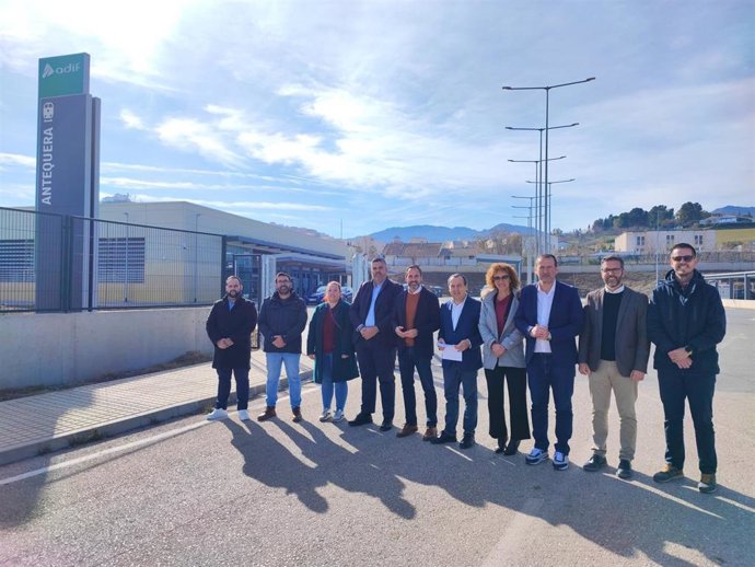 El secretario general del PSOE de Málaga, Daniel Pérez, el portavoz socialista en la Diputación, Josele González, y el parlamentario andaluz José Luis Ruiz Espejo, entre otros, en la estación del AVE en Antequera.
