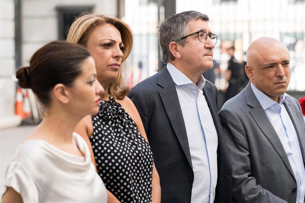 Archivo - (I-D) La ministra de Infancia y Juventud, Sira Rego; la diputada de Coalición Canaria Cristina Valido; el portavoz del PSOE en el Congreso, Patxi López y el secretario de Estado de Relaciones con las Cortes y Asuntos Constitucionales, Rafael S