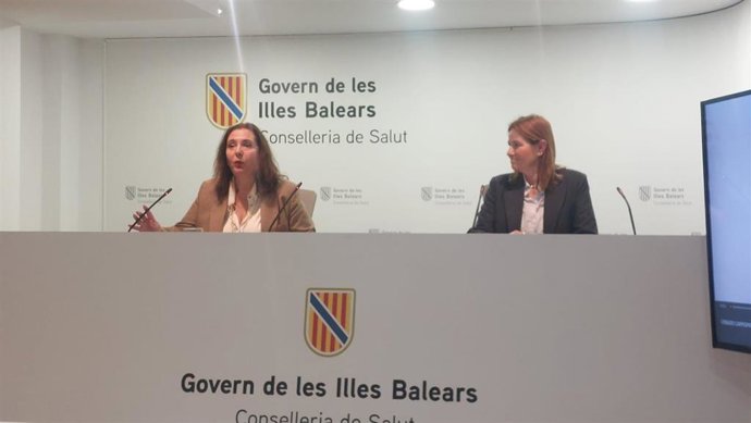 La consellera de Salud, Manuela García, y la directora general de Salud Pública, Elene Esteban, comparecen en rueda de prensa para presentar el protocolo de cribado neonatar de cardiopatías congénitas.